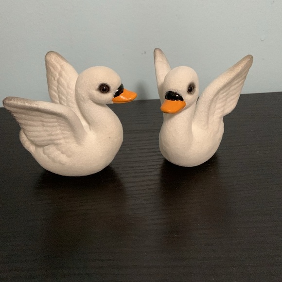 Pair of Flocked Swan Figurines - Picture 2 of 7